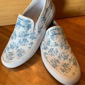 Adidas X Disney slip-on Sport Goofy Surfing Sneaker Size 7 Men/size 9 women